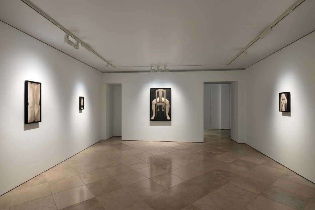 Veduta della mostra Skin on Skin di Saskia Colwell presso la galleria Victoria Miro, Venezia, 2025. Installazione espositiva delle opere dell’artista in un contesto contemporaneo. © Saskia Colwell. Courtesy dell’artista e di Victoria Miro