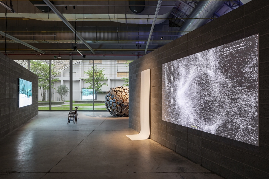 Installation view of De Bello. Notes on War and Peace at Gres Art 671, Bergamo. Photo by Diego De Pol.