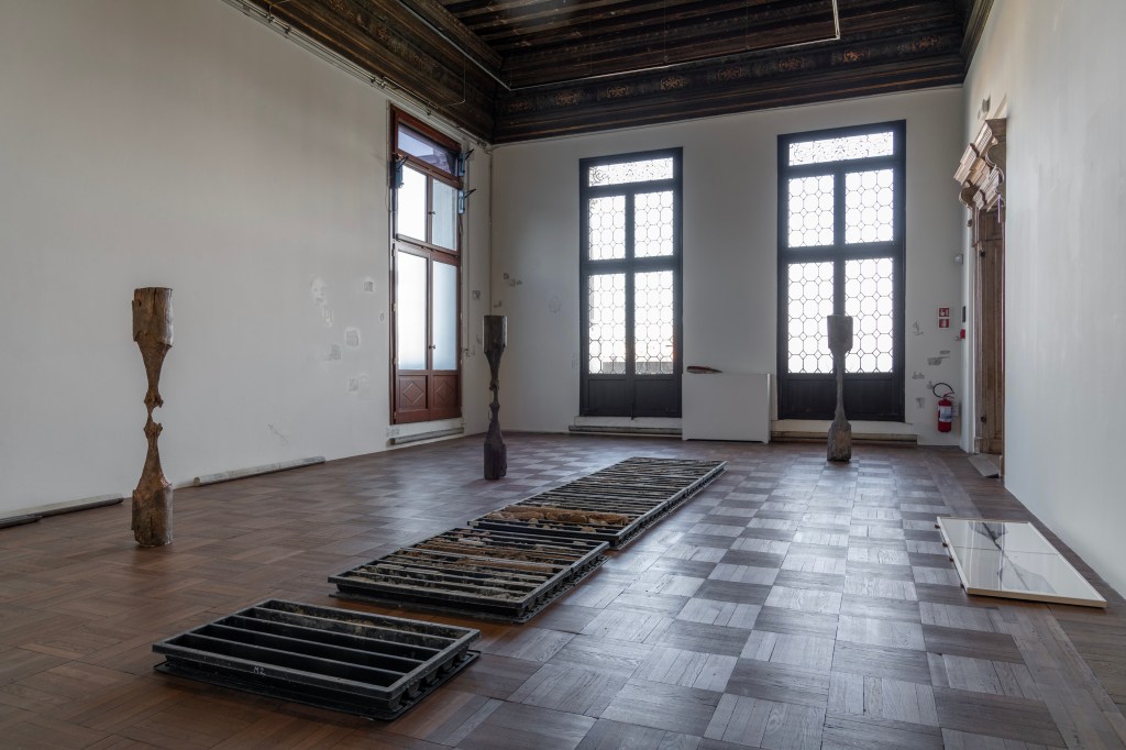 Exhibition view of Scultura lingua morta by Giorgio Andreotta Calò at Ca’ Pesaro – Galleria Internazionale d’Arte Moderna, Venice, 2024-25. Photo by Irene Fanizza