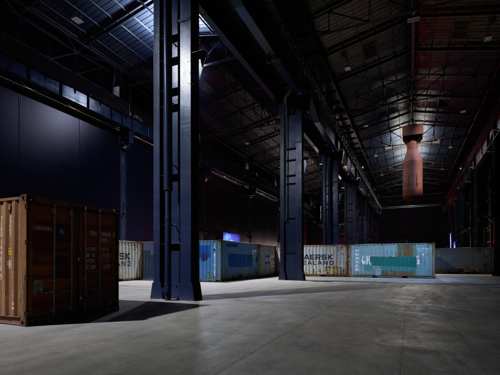 Exhibition view of Yukinori Yanagi’s installation ICARUS, presented at Pirelli HangarBicocca, Milan, in 2025. The photo captures elements of the large-scale immersive work. ©YANAGI STUDIO. Courtesy of the artist and Pirelli HangarBicocca. Photo by Agostino Osio.