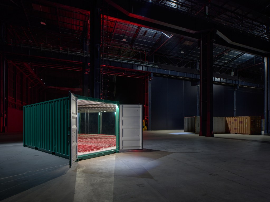 Installation view of Banzai Container by Yukinori Yanagi, exhibited at Pirelli HangarBicocca, Milan, in 2025. The image presents the full spatial context of the work. ©YANAGI STUDIO. Courtesy of the artist and Pirelli HangarBicocca. Photo by Agostino Osio.