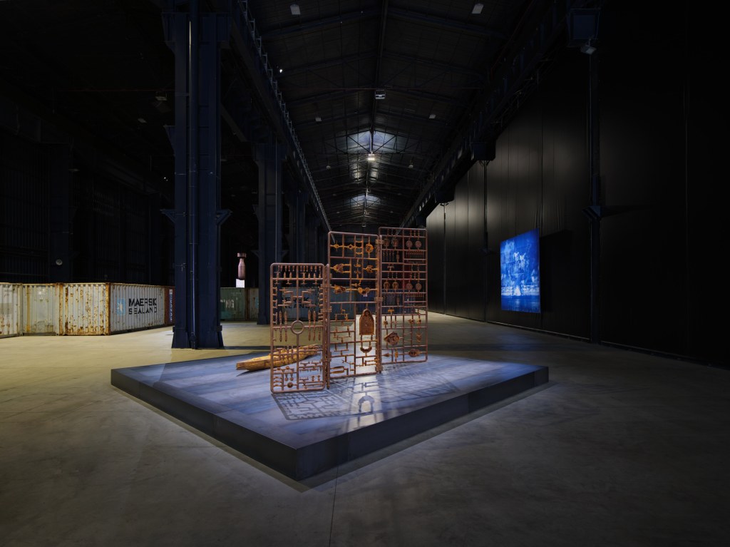 Exhibition view of Yukinori Yanagi’s installation ICARUS, presented at Pirelli HangarBicocca, Milan, in 2025. The photo captures elements of the large-scale immersive work. ©YANAGI STUDIO. Courtesy of the artist and Pirelli HangarBicocca. Photo by Agostino Osio.