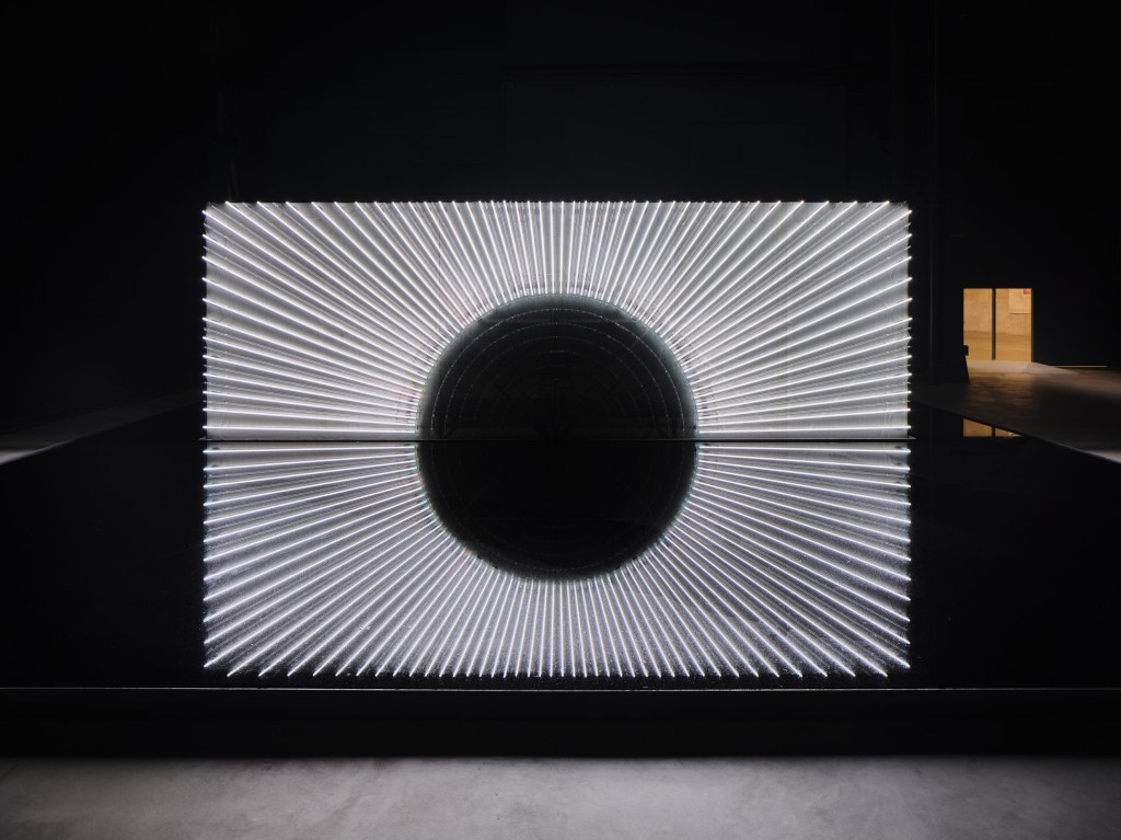 Installation view of Hinomaru Illumination 2025 by Yukinori Yanagi, exhibited at Pirelli HangarBicocca, Milan, in 2025. The image documents the spatial arrangement and lighting of the work. ©YANAGI STUDIO. Courtesy of the artist and Pirelli HangarBicocca. Photo by Agostino Osio.

Fammi sapere se vuoi un tono più tecnico, descrittivo o sintetico per altri usi.