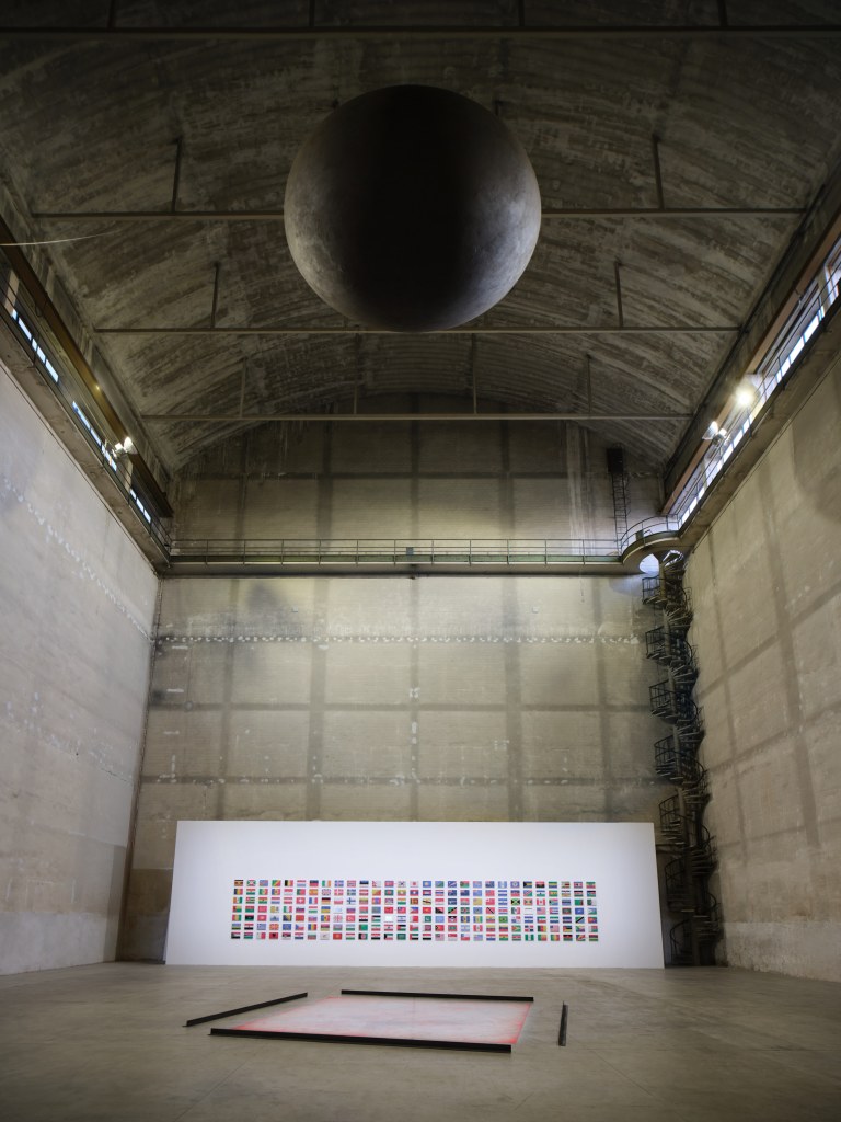 Exhibition view of Yukinori Yanagi’s installation ICARUS, presented at Pirelli HangarBicocca, Milan, in 2025. The photo captures elements of the large-scale immersive work. ©YANAGI STUDIO. Courtesy of the artist and Pirelli HangarBicocca. Photo by Agostino Osio.