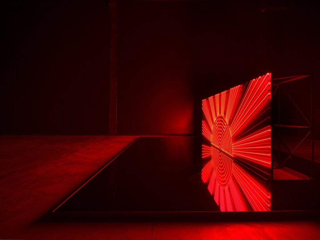 Installation view of Hinomaru Illumination 2025 by Yukinori Yanagi, exhibited at Pirelli HangarBicocca, Milan, in 2025. The image documents the spatial arrangement and lighting of the work. ©YANAGI STUDIO. Courtesy of the artist and Pirelli HangarBicocca. Photo by Agostino Osio.

Fammi sapere se vuoi un tono più tecnico, descrittivo o sintetico per altri usi.