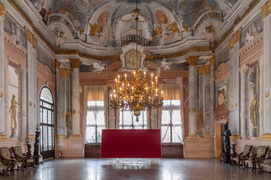 Exhibition view of Leaps, gaps and overlapping diagrams by Loris Cecchini at Ca’ Rezzonico – Museo del Settecento Veneziano, Venice, 2024–25. Photo by Irene Fanizza