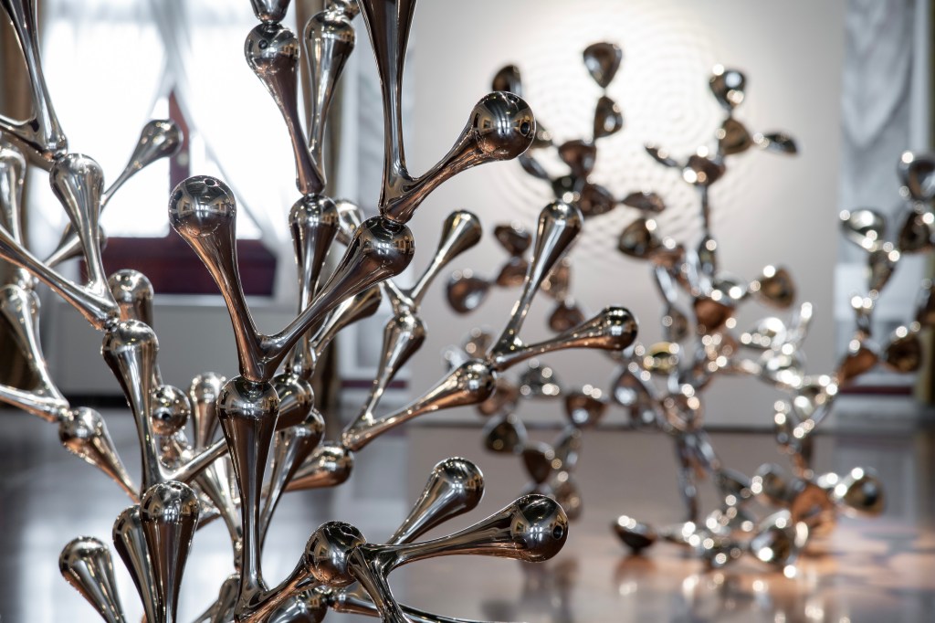 Exhibition view of Leaps, gaps and overlapping diagrams by Loris Cecchini at Ca’ Rezzonico – Museo del Settecento Veneziano, Venice, 2024–25. Photo by Irene Fanizza