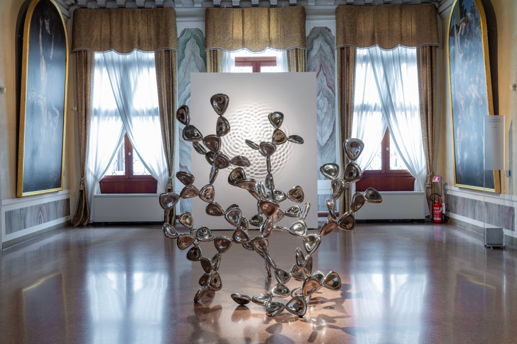 Exhibition view of Leaps, gaps and overlapping diagrams by Loris Cecchini at Ca’ Rezzonico – Museo del Settecento Veneziano, Venice, 2024–25. Photo by Irene Fanizza