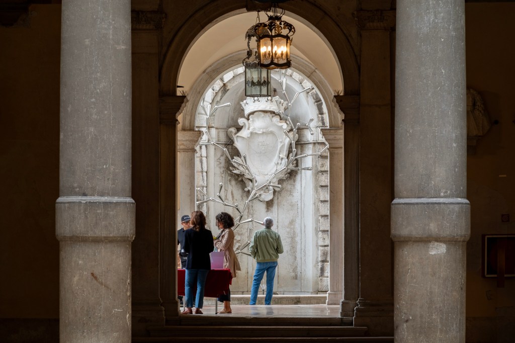 Exhibition view of Leaps, gaps and overlapping diagrams by Loris Cecchini at Ca’ Rezzonico – Museo del Settecento Veneziano, Venice, 2024–25. Photo by Irene Fanizza