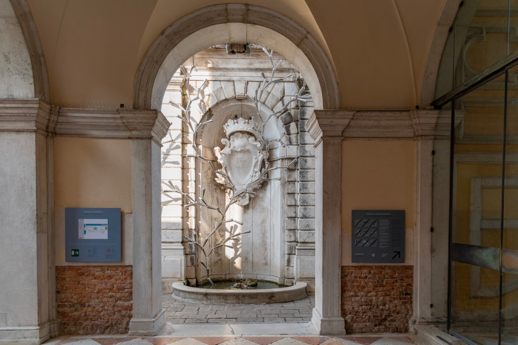 Exhibition view of Leaps, gaps and overlapping diagrams by Loris Cecchini at Ca’ Rezzonico – Museo del Settecento Veneziano, Venice, 2024–25. Photo by Irene Fanizza
