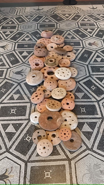 Veduta dell'opera Bottoni cosmici di Elio Armano, creata tra gli anni Novanta e Duemila, documentata nei Musei Civici di Padova.