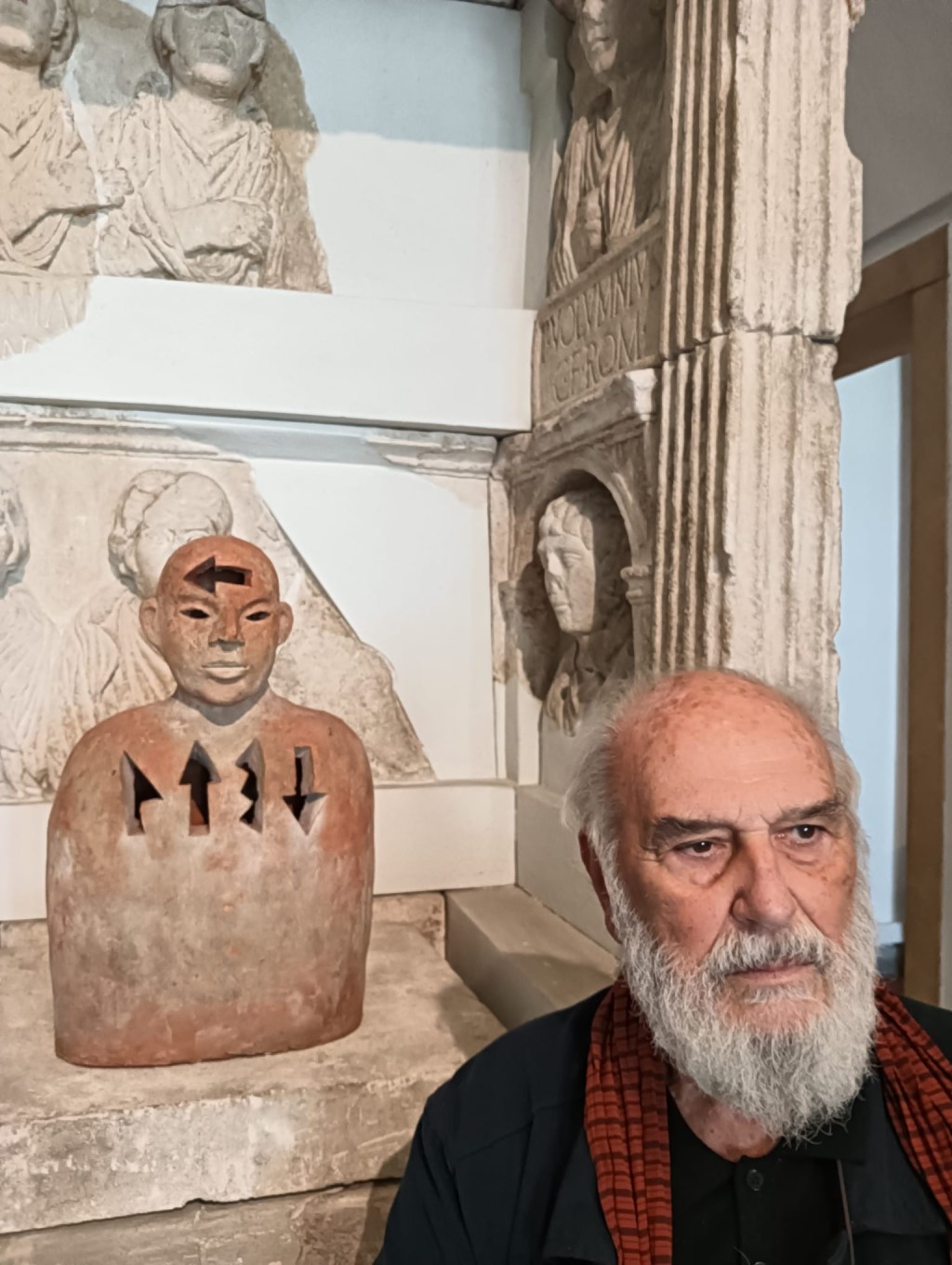 Elio Armano accanto alla sua opera Busto, realizzata nei primi anni 2000 e fotografata all'interno dei Musei Civici di Padova.