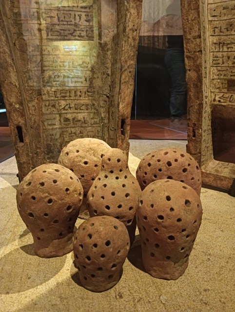 Fotografia dell’opera Paesaggio rituale di Elio Armano, risalente agli anni Novanta, conservata nei Musei Civici di Padova.