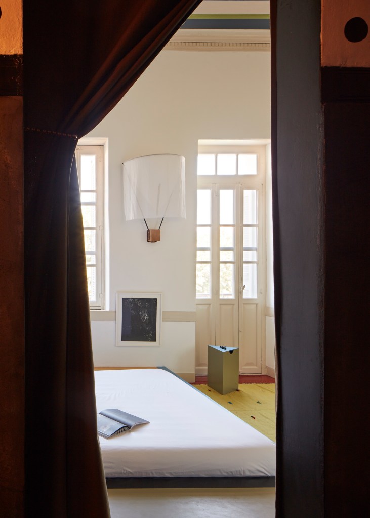 A minimalistic installation with sculptural vases and marble interiors, designed by Julie Richoz for 4Rooms Design