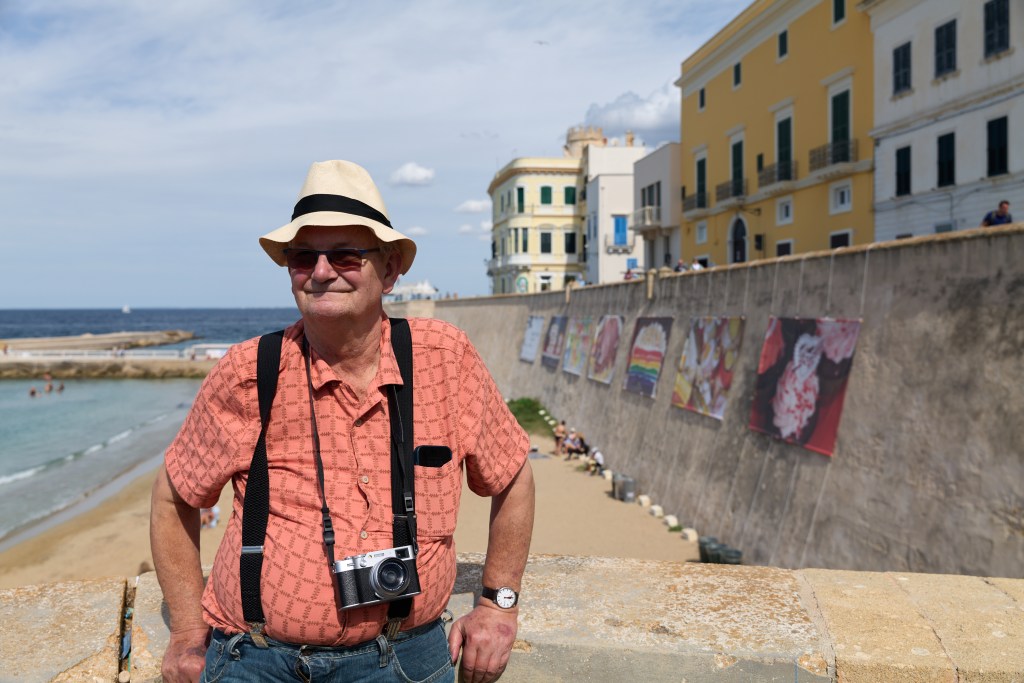 Outdoor installation view of Snack It! by Martin Parr on Spiaggia della Purità, Gallipoli, as part of Yeast Photo Festival 2025. Photo by Florian W. Mueller