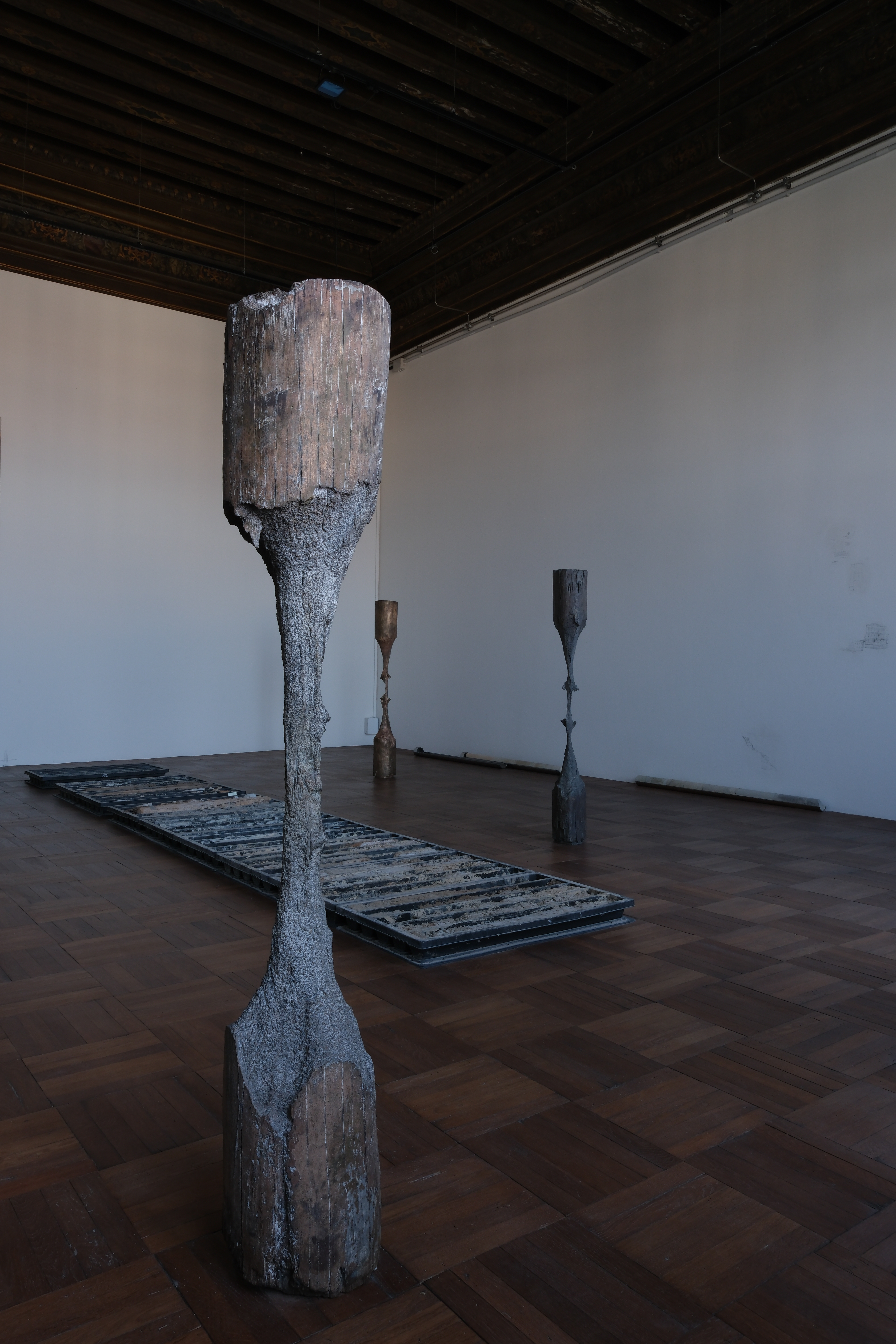 Two installation views of Scultura lingua morta at Ca’ Pesaro – Galleria Internazionale d’Arte Moderna, Venice, showing large sculptural forms within the museum galleries. Photo by Kirsten Suzanna de Graaf.