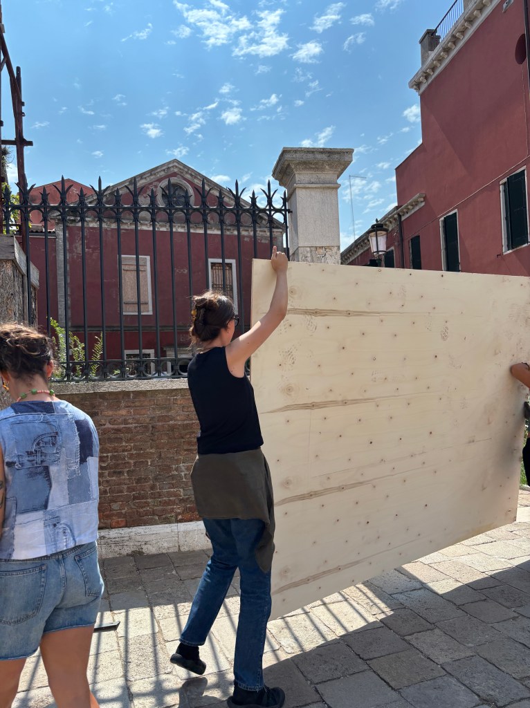 View of a self-build workshop in progress, with participants collaboratively constructing structures using tools and raw materials in a shared working space. Photo OSA.