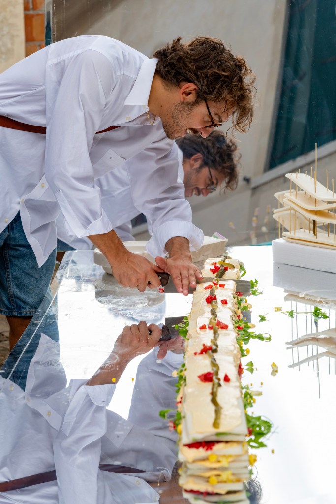 Alt text: View of the artwork *Laguna nel pozzo*, showing a reflective water surface contained within a well-like structure, evoking the Venetian lagoon through light, depth, and stillness. Photo by Irene Fanizza.