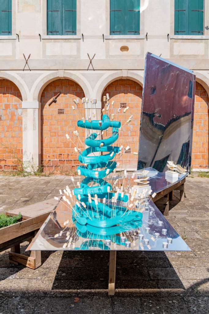 Alt text: View of the artwork *Laguna nel pozzo*, showing a reflective water surface contained within a well-like structure, evoking the Venetian lagoon through light, depth, and stillness. Photo by Irene Fanizza.