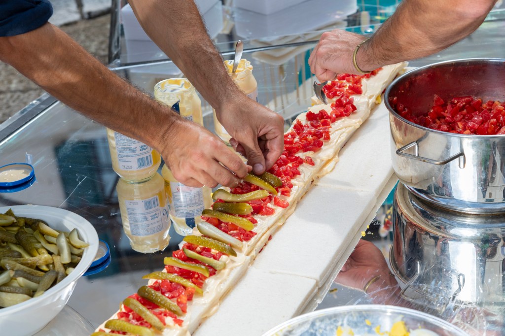 Alt text: View of the artwork *Laguna nel pozzo*, showing a reflective water surface contained within a well-like structure, evoking the Venetian lagoon through light, depth, and stillness. Photo by Irene Fanizza.