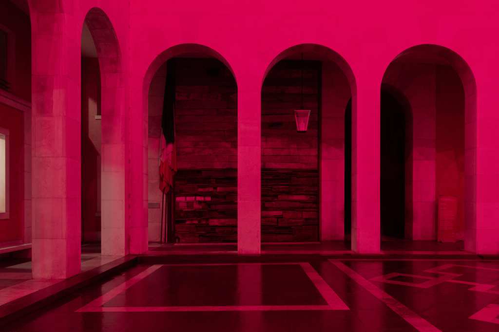 Installation view of Margine rosso by Giacomo Segantin within the historic courtyard of Palazzo del Bo in Padua.