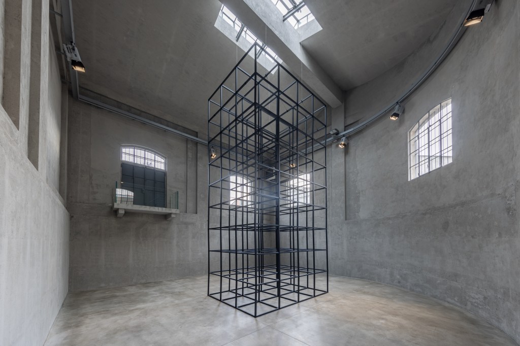 Installation view of Mona Hatoum’s All of a Quiver (2022), a kinetic structure of metal elements activated by a motor within the gallery space.