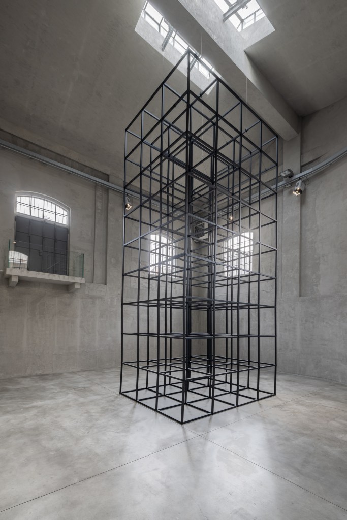 Installation view of Mona Hatoum’s All of a Quiver (2022), a kinetic structure of metal elements activated by a motor within the gallery space.