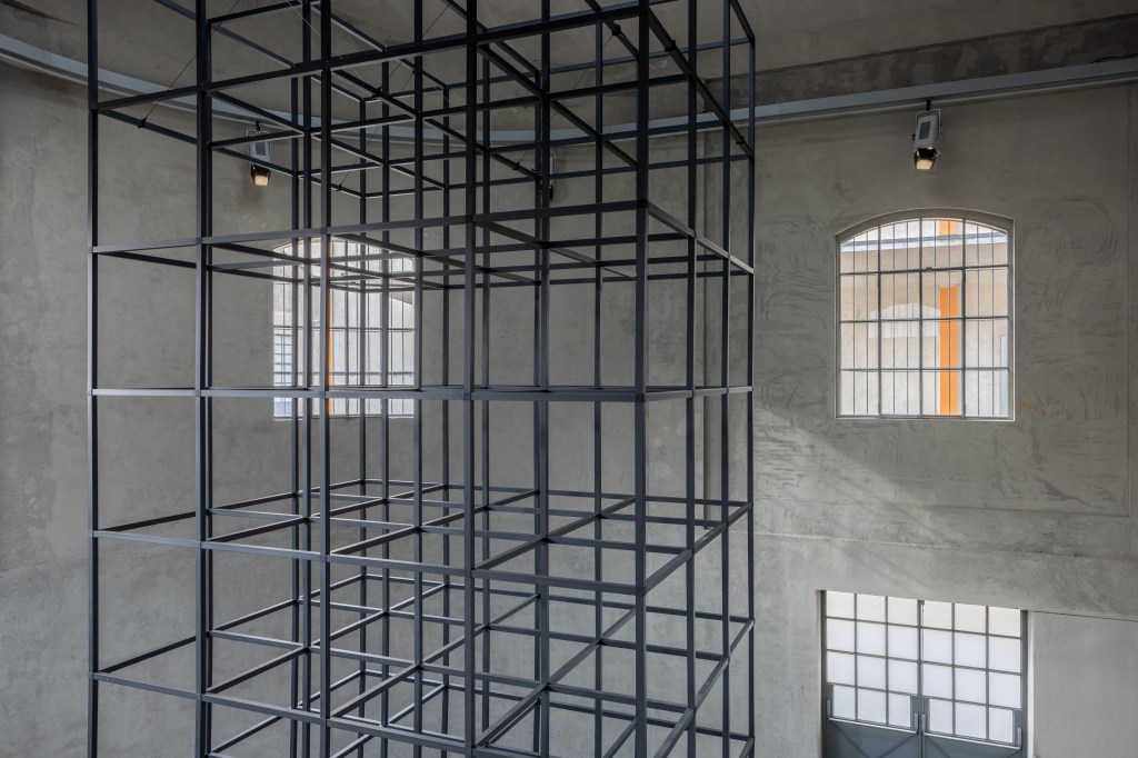 Installation view of Mona Hatoum’s All of a Quiver (2022), a kinetic structure of metal elements activated by a motor within the gallery space.