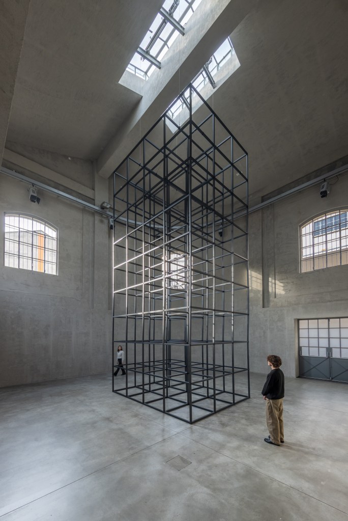 Installation view of Mona Hatoum’s All of a Quiver (2022), a kinetic structure of metal elements activated by a motor within the gallery space.