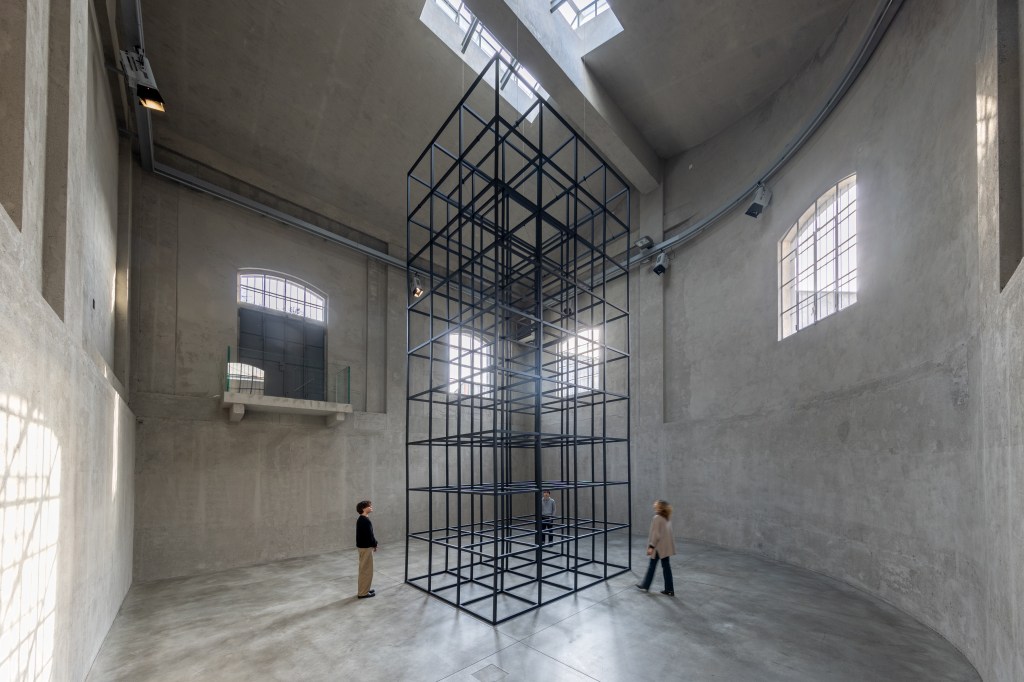 Installation view of Mona Hatoum’s All of a Quiver (2022), a kinetic structure of metal elements activated by a motor within the gallery space.