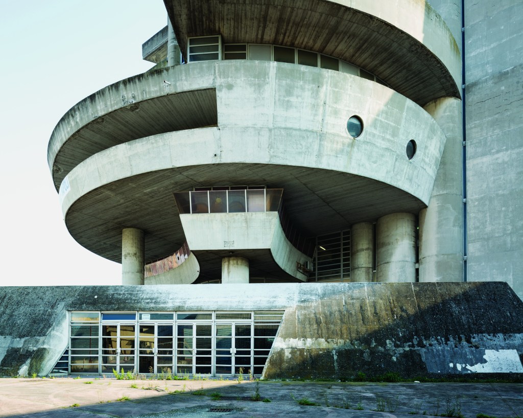 Screenshot from the 2017 music video “TU T’E SCURDAT’ ‘E ME” by LIBERATO, alongside photographs of the architectural complex by Fabrizio Vatieri.