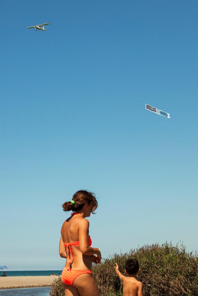 Lawrence Weiner, Spaccato – Split, from TRACCE / TRACES. Photo by Claudia de Nicolò and Bianca Trevisani.