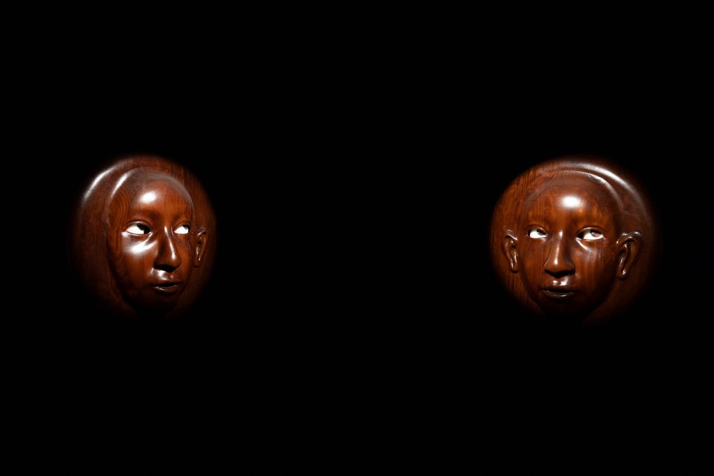 Alaa Edris, Wiswas, 2026. Iroko wood, 3D-printed animatronic eyes, sound installation. Courtesy of National Pavilion UAE – La Biennale di Venezia. Photo by Ismail Noor.