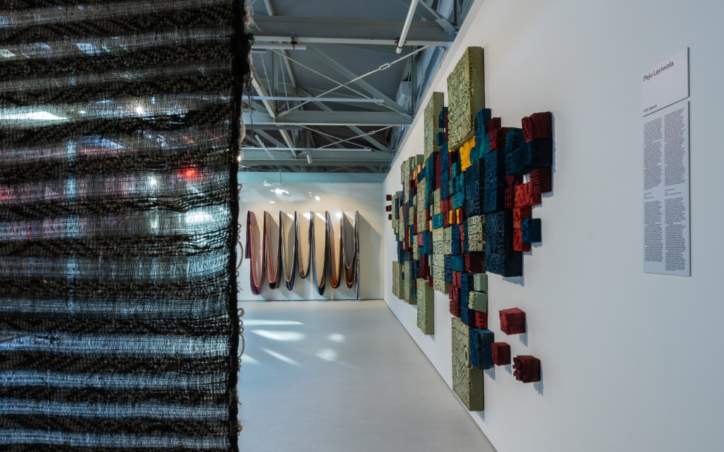 Peju Layiwola, Stamping History II (2023), and Nubuke/Women Weavers from Ghana Upper West, Asaasaa (2023), shown in Rhizomatic Portals: Ways of Knowing, Collateral Exhibition of the 18th International Triennial of Textile. Photo: HaWa / Courtesy of the Central Museum of Textiles in Łódź.