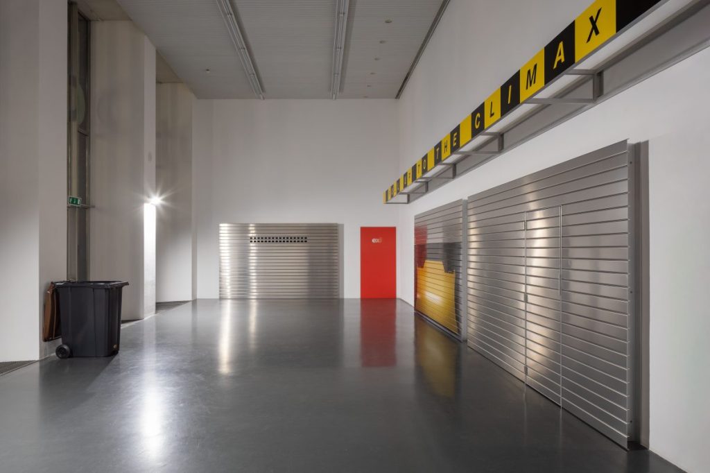 Veduta dell'installazione della mostra "Deadline With The World" di Gabriele Garavaglia e Miriam Laura Leonardi all'Istituto Svizzero di Milano, 2025.