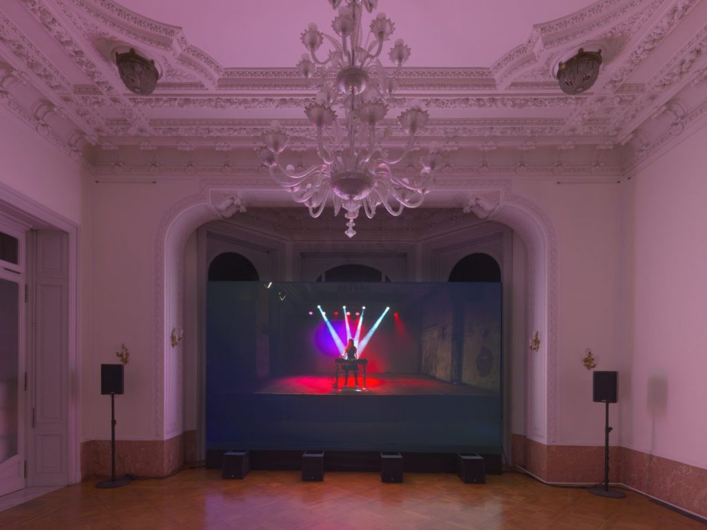 Veduta dell'installazione della mostra "how we always survived" di Pauline Boudry e Renate Lorenz all'Istituto Svizzero di Roma, 2025.