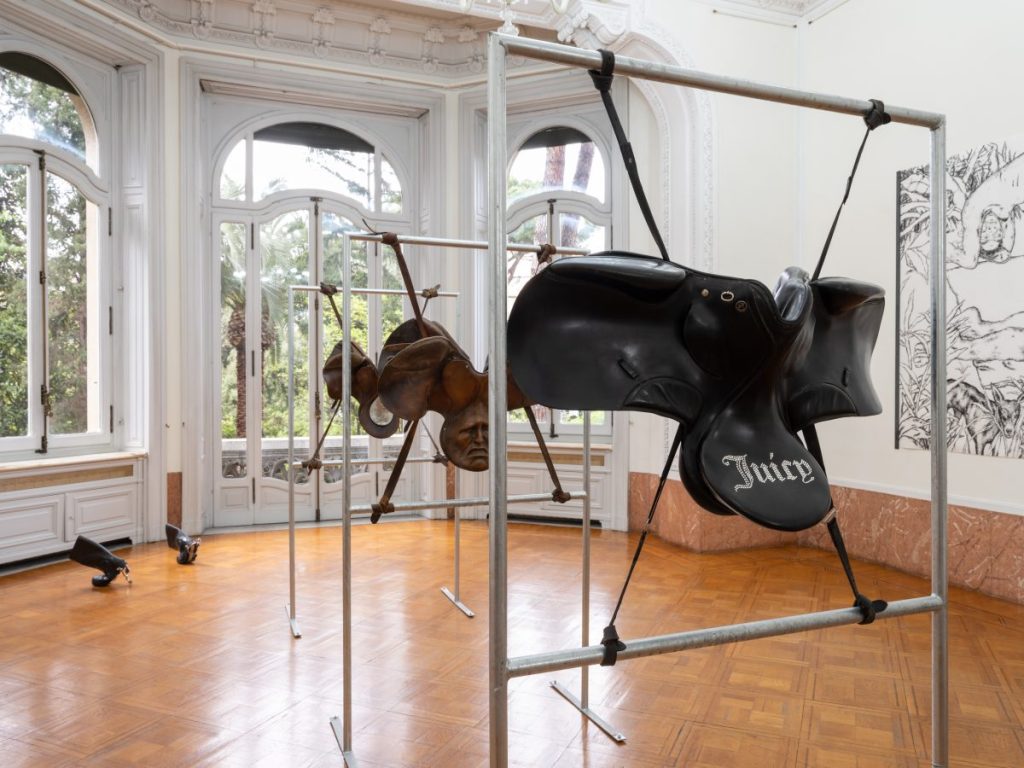 Veduta dell'installazione della mostra "Con lo zucchero in bocca" con opere di Oz Oderbolz e Milva Stutz all'Istituto Svizzero di Roma, 2025.