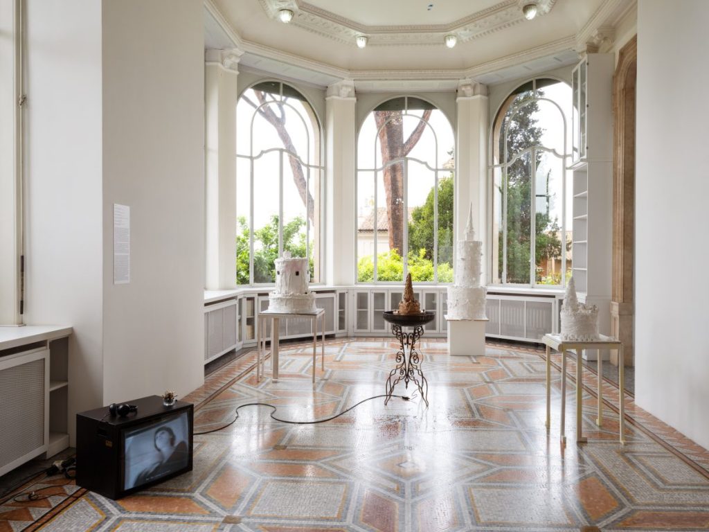 Veduta dell'installazione della mostra "Con lo zucchero in bocca" con opere di Gina Fischli e Gianfranco Baruchello all'Istituto Svizzero di Roma, 2025.