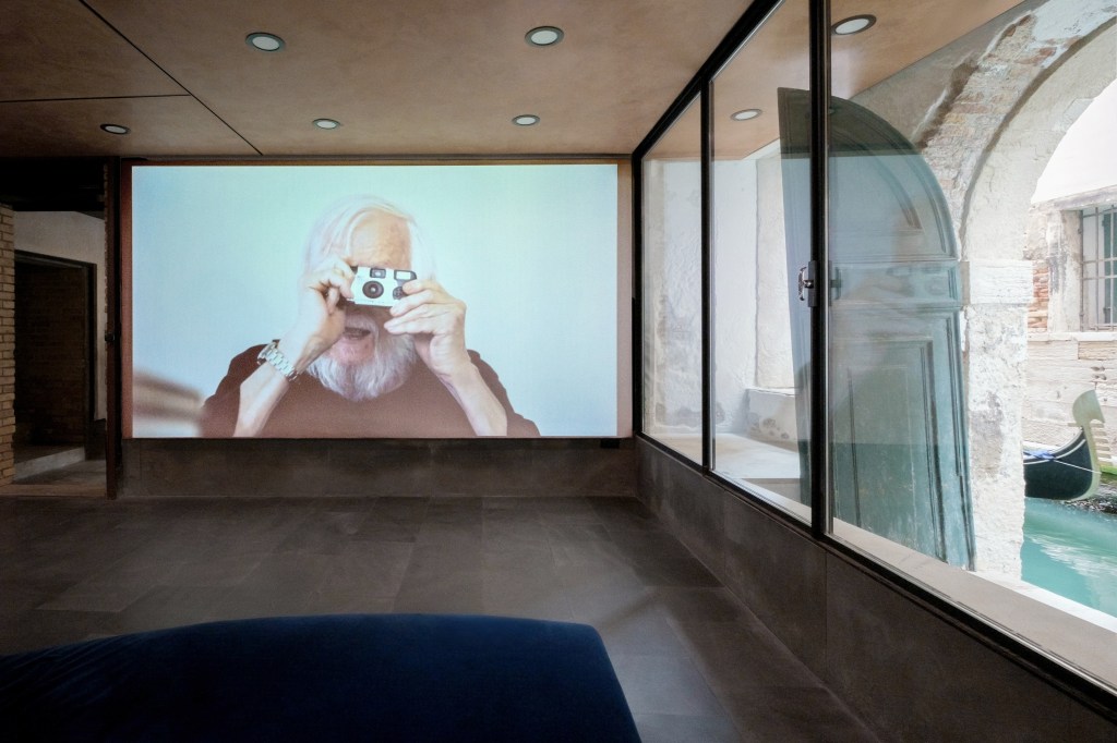 John Baldessari. No Stone Unturned – Conceptual Photography, a project by Cristiana Collu in collaboration with the Estate of John Baldessari, the John Baldessari Family Foundation, and Sprüth Magers. Photo by Adriano Mura. Courtesy of Fondazione Querini Stampalia, Venice.