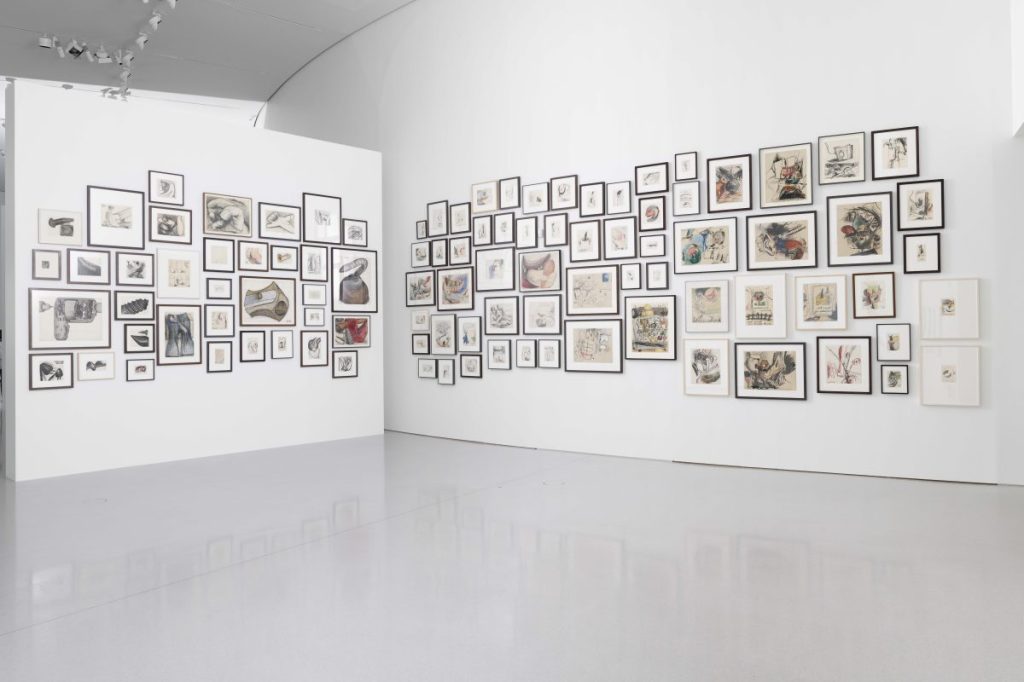 Veduta dell'installazione della mostra "Strike" di Lee Lozano alla Bourse – Pinault Collection di Parigi, 2023.