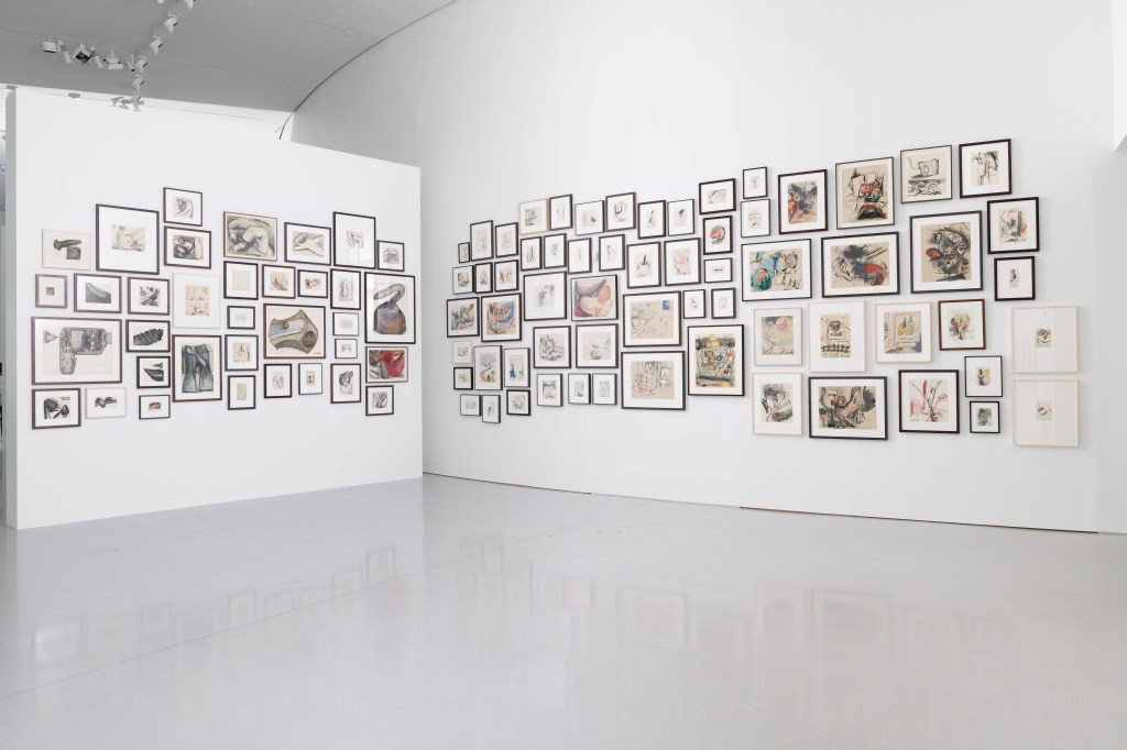 Veduta dell'installazione della mostra "Strike" di Lee Lozano alla Bourse – Pinault Collection di Parigi, 2023.