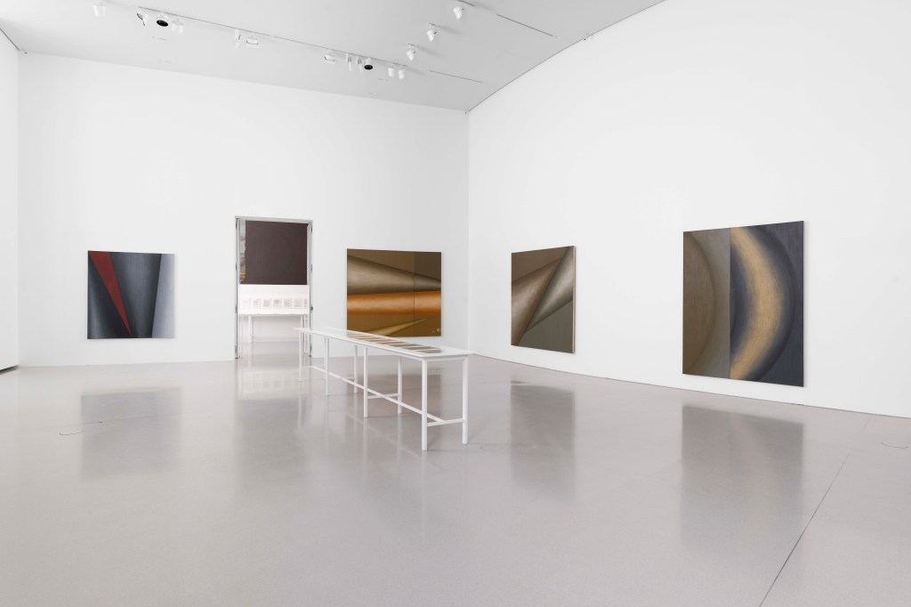 Veduta dell'installazione della mostra "Strike" di Lee Lozano alla Bourse – Pinault Collection di Parigi, 2023.