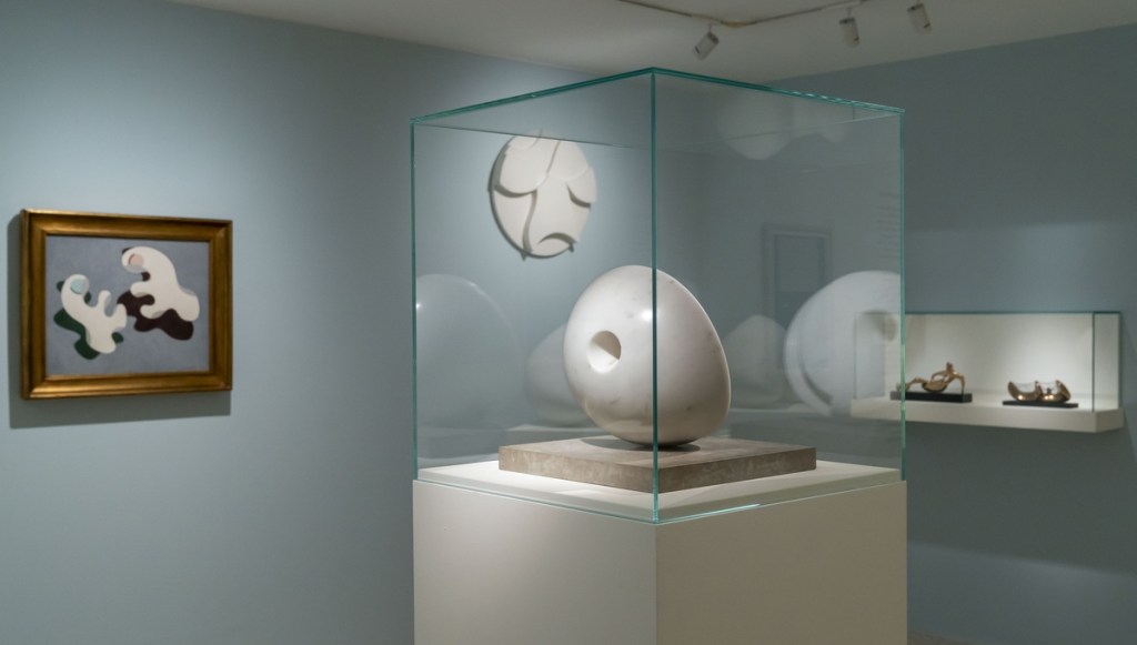 Exhibition graphic for Peggy Guggenheim in London: The Making of a Collector, on view from 25 April to 19 October 2026 at the Peggy Guggenheim Collection. Photograph by Matteo De Fina
