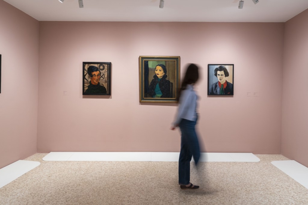 Exhibition graphic for Peggy Guggenheim in London: The Making of a Collector, on view from 25 April to 19 October 2026 at the Peggy Guggenheim Collection. Photograph by Matteo De Fina