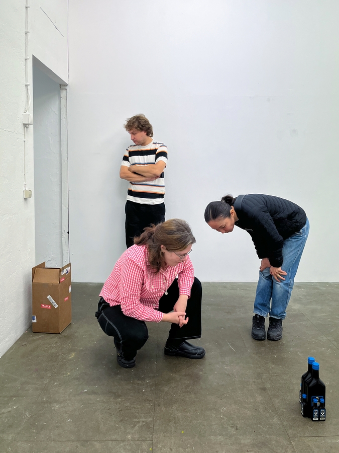 DRIVE LANGUAGE CRAZY, The Wig, Berlin, 2022–23. Richard Sides, Angharad Williams and Yuki Kimura discuss the display of Kimura’s work. The documentation is part of Jason Hirata’s artwork Cigarettes and chips in the dark (2022–23)