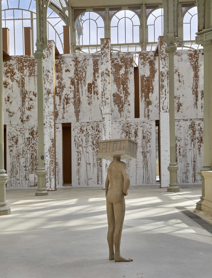 Exhibition view of Carlos Bunga. Contra la extravagancia del deseo at El Palacio de Cristal, Museo Nacional Centro de Arte Reina Sofía, Madrid, April 2022. The installation fills the glass exhibition space with Bunga’s large-scale sculptural forms. Photographic archive of Museo Reina Sofía.