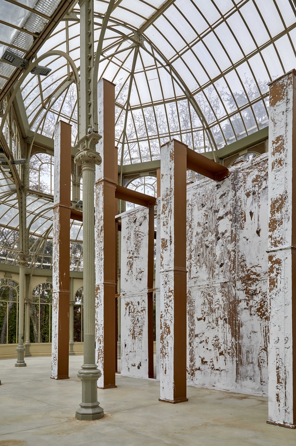 Exhibition view of Carlos Bunga. Contra la extravagancia del deseo at El Palacio de Cristal, Museo Nacional Centro de Arte Reina Sofía, Madrid, April 2022. The installation fills the glass exhibition space with Bunga’s large-scale sculptural forms. Photographic archive of Museo Reina Sofía.